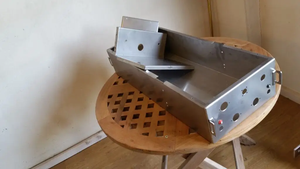 Batterikasse i laserskåret og bukket rustfri plade