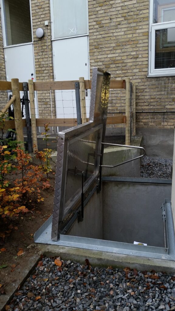 Dæksel til trappeskakt i aludørkplade med låsebeslag