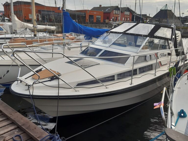 Forhøjet søgelænder i rustfrit stål monteret på yacht i havn