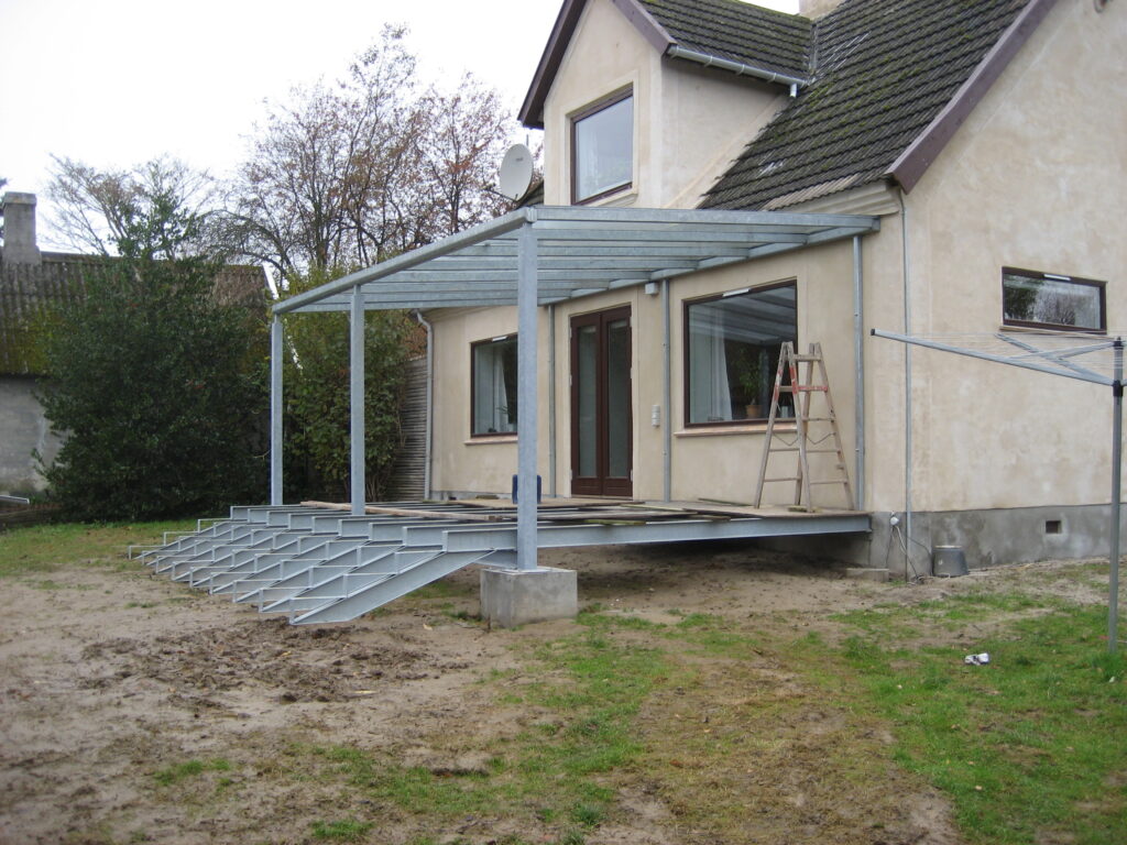 Overdækket terrasse i galvaniseret stål med bred fronttrappe