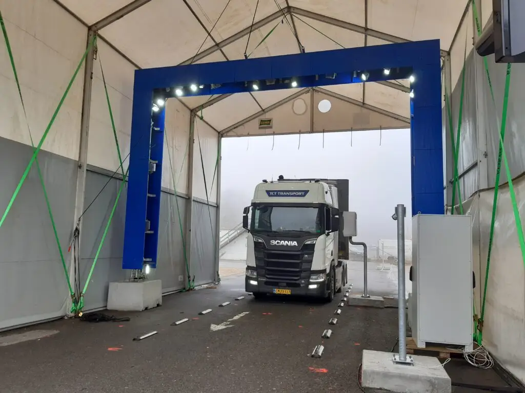 Portal i rustfrit stål til fotografering af lastindhold