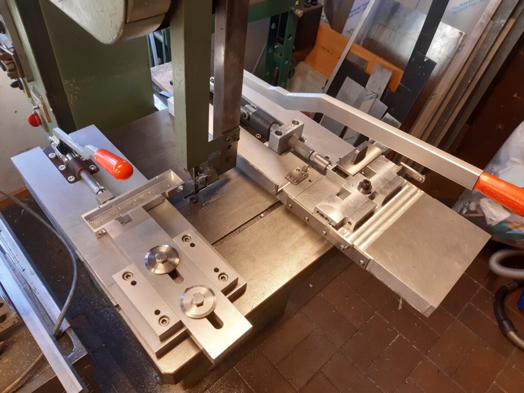 Presseværktøj til montering af connectere i filterhuse