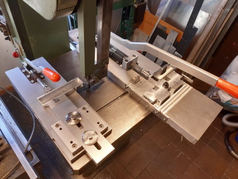 Specialfremstillet presseværktøj i aluminium og rustfrit stål til montage af connectere