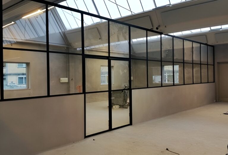 Rumopdeling i stål og glas installeret i erhvervskontor