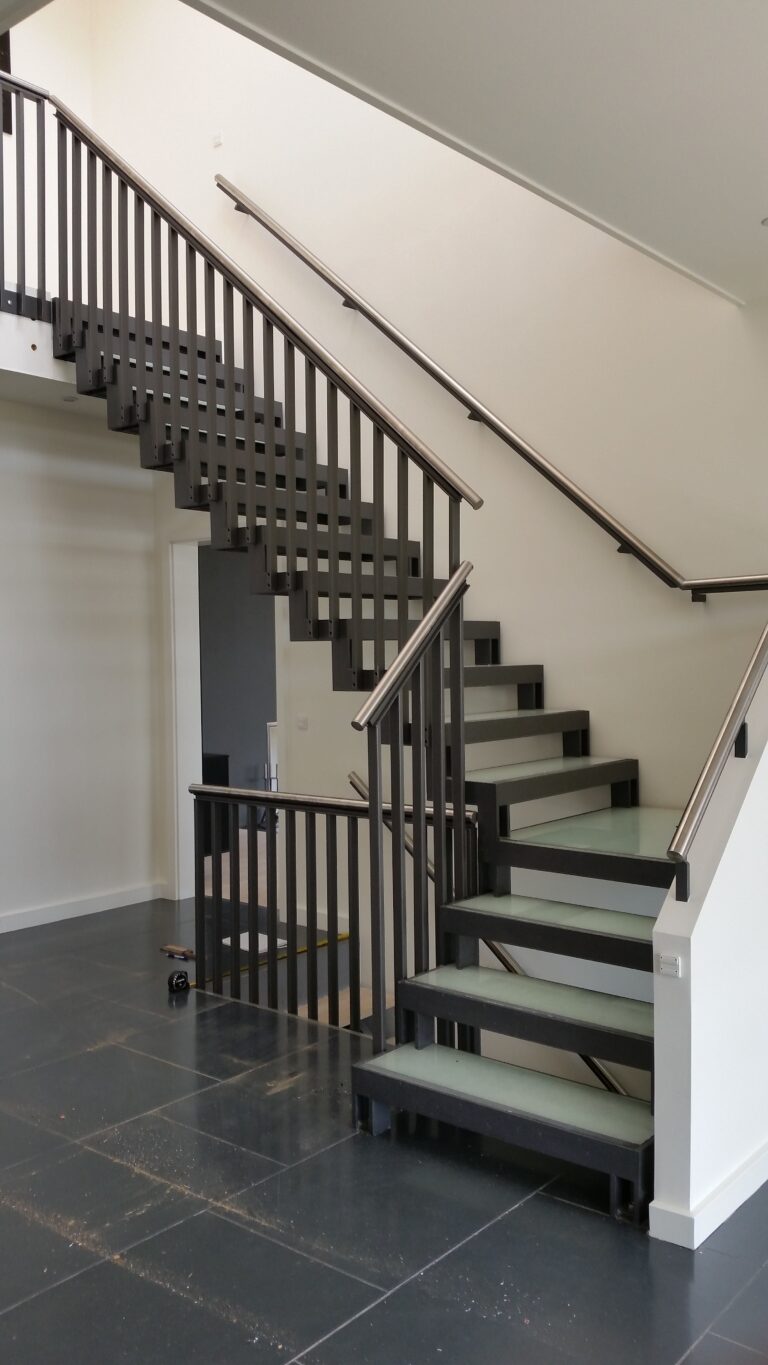 Indvendig ståltrappe med glastrin og rustfri håndliste